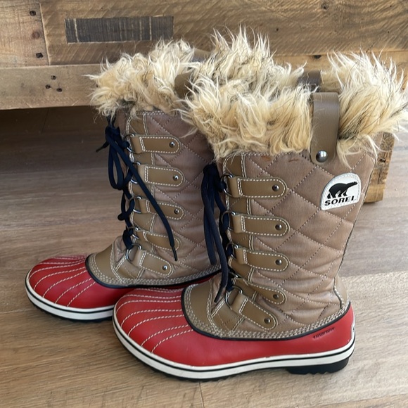 SOREL waterproof snow boots. Size 8 - Picture 2 of 7